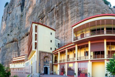 Yunanistan 'ın Kalavryta kenti yakınlarındaki eski bir Rum Ortodoks manastırı olan Theotokos Dormition Manastırı Mega Spilaio' nun manzarası bir uçurumun kenarındaki büyük bir mağarada inşa edildi. 