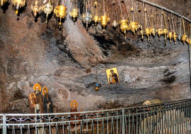 Yunanistan 'ın Kalavryta kenti yakınlarındaki eski bir Yunan Ortodoks manastırı olan Mega Spilaio' nun Manastırı