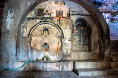 Yunanistan 'ın Kalavryta kenti yakınlarındaki eski bir Yunan Ortodoks manastırı olan Mega Spilaio' nun Manastırı