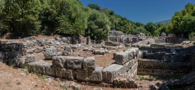Antik Butrint kasabasının (Buthrotum) Arnavutluk 'taki turistik cazibesi. Yaz seyahati. İnanılmaz orjinal taştan mimarisi olan eski kasaba..