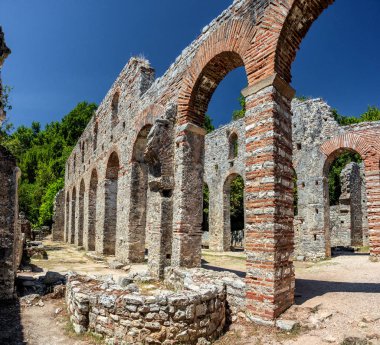 Antik Butrint kasabasının (Buthrotum) Arnavutluk 'taki turistik cazibesi. Yaz seyahati. İnanılmaz orjinal taştan mimarisi olan eski kasaba..