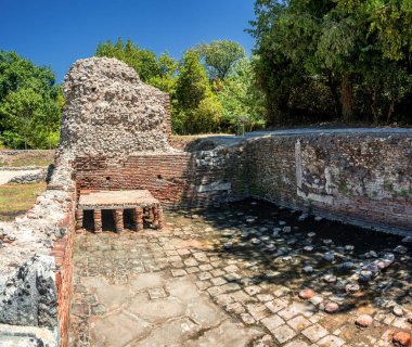 Antik Butrint kasabasının (Buthrotum) Arnavutluk 'taki turistik cazibesi. Yaz seyahati. İnanılmaz orjinal taştan mimarisi olan eski kasaba..
