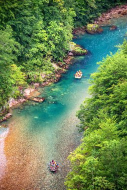 Tara nehri üzerinde rafting, Durmitor Milli Parkı, Karadağ. Üstte görüntü