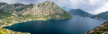 Karadağ 'ın Ostrvo ve Sveti Juraj manastırı ile Kotor Körfezi Panoramik Manzarası