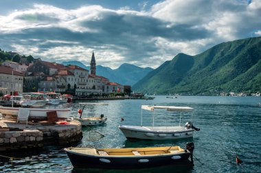 Karadağ 'ın Kotor Körfezi' ndeki Güzel Perast Köyü 'nde Sabah Limanı Manzarası