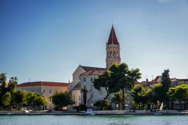St. Lawrence katedrali ve Hırvatistan 'ın Ciovo adasına giden köprüsü olan eski Trogir kasabası