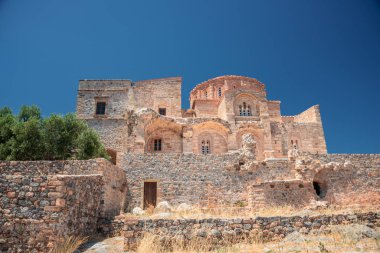 Agia Sofya Kilisesi yaylanın tepesinde, Monemvasia, Yunanistan 'daki Arkaplanda deniz var.. 