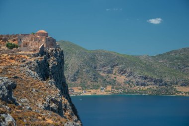 Agia Sofya Kilisesi yaylanın tepesinde, Monemvasia, Yunanistan 'daki Arkaplanda deniz var.. 