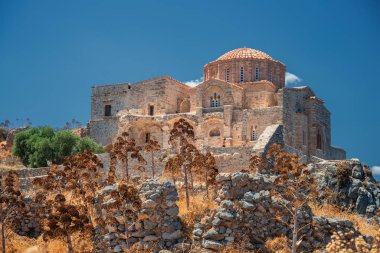 Agia Sofya Kilisesi yaylanın tepesinde, Monemvasia, Yunanistan 'daki Arkaplanda deniz var.. 