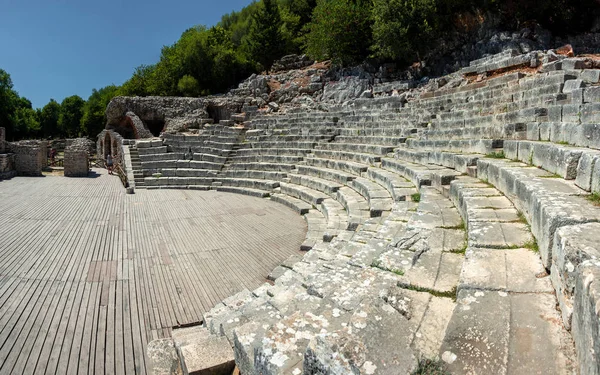 对古城Butrint Buthrotum 的印象 阿尔巴尼亚的旅游胜地 夏天的旅行 奇形怪状的古城 石头建筑奇葩 — 图库照片