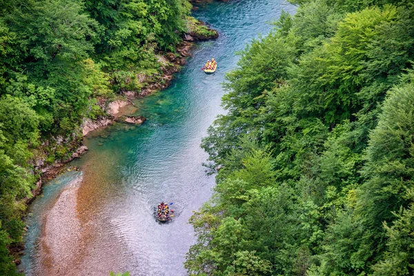 Tara nehri üzerinde rafting, Durmitor Milli Parkı, Karadağ. Üstte görüntü