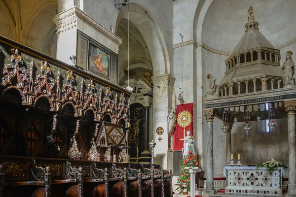 Turistas Creyentes Dentro Catedral San Lawrence Trogir —  Fotos de Stock