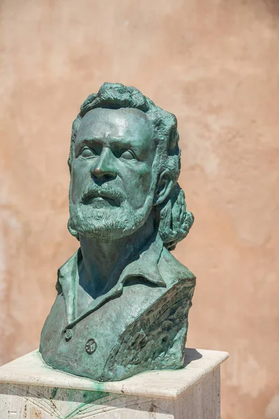 Yannis Ritsos的雕像在他位于Monemvasia城堡镇的房子外面他是希腊诗人 左翼活动家 二战期间希腊抵抗运动的积极成员 — 图库照片
