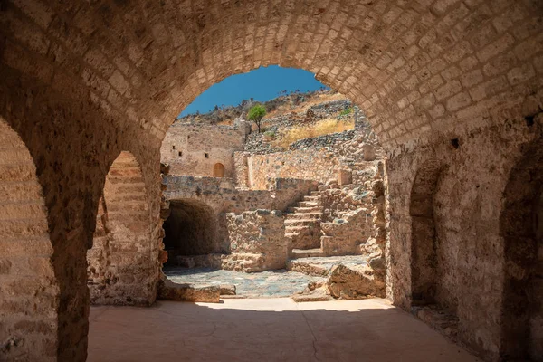 位于希腊拉科尼亚的一座中世纪城镇 莫内瓦西亚 Monemvasia 是一座有着拜占庭教堂和古老石屋的中世纪坚固城镇 — 图库照片