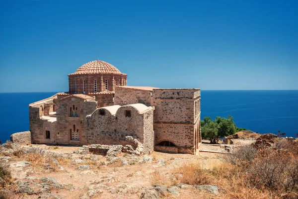 Agia Sofya Kilisesi yaylanın tepesinde, Monemvasia, Yunanistan 'daki Arkaplanda deniz var.. 