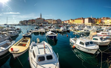Hırvatistan 'ın Itsria kentinde Harbor ve eski Rovinj kentine nefes kesici bir manzara
