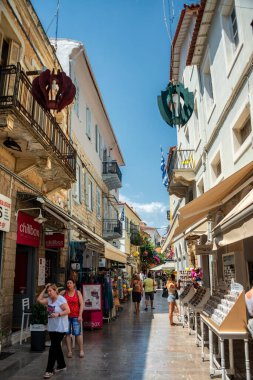 Sıcak bir yaz gününde Nafplio 'nun tarihi şehir merkezinin izlenimleri, sokak hayatı ve cepheleri