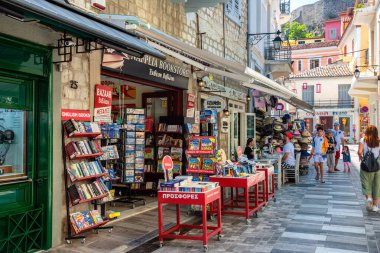 Sıcak bir yaz gününde Nafplio 'nun tarihi şehir merkezinin izlenimleri, sokak hayatı ve cepheleri