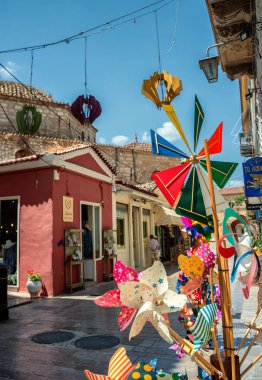 Sıcak bir yaz gününde Nafplio 'nun tarihi şehir merkezinin izlenimleri, sokak hayatı ve cepheleri
