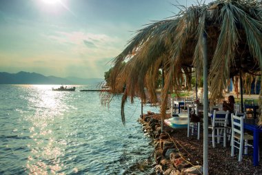 Yunanistan 'ın Methana kenti yakınlarında gün batımında Idyllic Meyhanesi