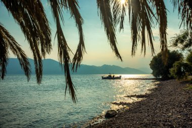 Yunanistan 'ın Methana kenti yakınlarında gün batımında Idyllic Meyhanesi