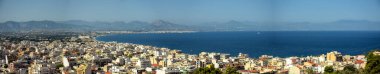 Körfez ve Korint Şehri üzerinde Panoramik Görünüm