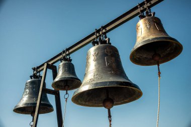 Loutraki yakınlarındaki Agios Patapios (Moni Osiou Patapiou) manastırındaki gözlem platformunda çanlar çalıyor