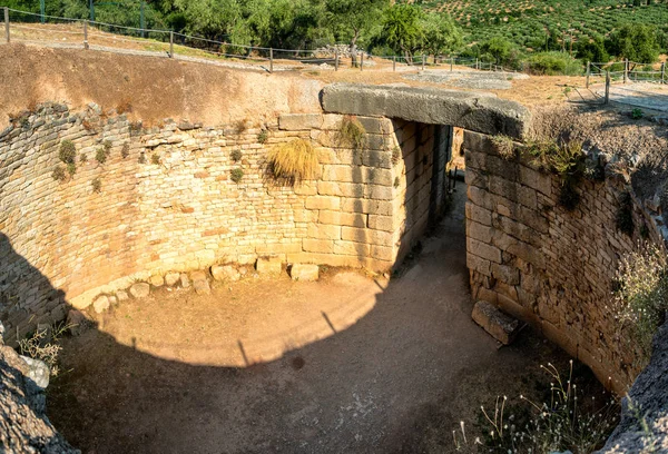 希腊伯罗奔尼撒迈锡尼考古遗址的 Tholos 神盾墓景观 — 图库照片