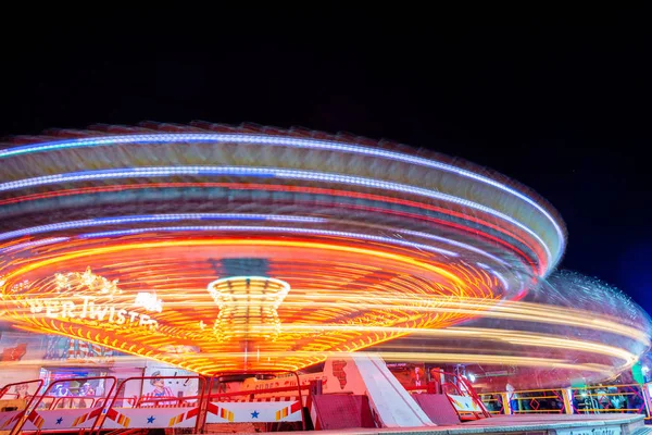 Atracção Parque Roller Coaster Spinning Noite Uma Foto Exposição Longa — Fotografia de Stock