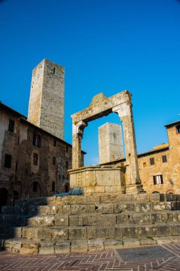 San Gimignano, Tuscany, İtalya 'daki Piazza della Cisterna. Denir ki, kuyunun etrafında üç kez dolaşanlar kasabaya geri döneceklerdir.