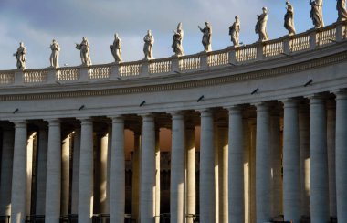 Vatikan 'daki Aziz Peter Bazilikası' nın ünlü sütunları.