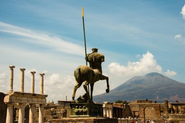 Bir Centaur heykeli, efsanevi bir yaratık, yarı at ve yarı insan, arka planda Vesuvius Dağı ile yıkılmış Pompeii şehrinde sergileniyor.