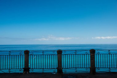 Tropea 'daki Manzara Noktası (Vistapoint) terası Akdeniz' e bakıyor