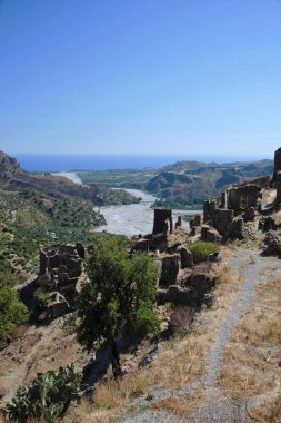 Amendolea 'nın Fiumara (nehir) ile Ulusal Parl Aspromonte' deki Hayalet Kasabası 'nın Yıkılması