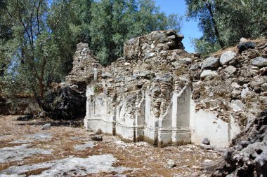 Calabria 'daki ünlü hayalet kasaba Oppido Vecchia' nın taklitleri, 1783 'te bir deprem tarafından yok edildi.