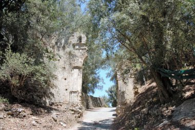 Calabria 'daki ünlü hayalet kasaba Oppido Vecchia' nın taklitleri, 1783 'te bir deprem tarafından yok edildi.