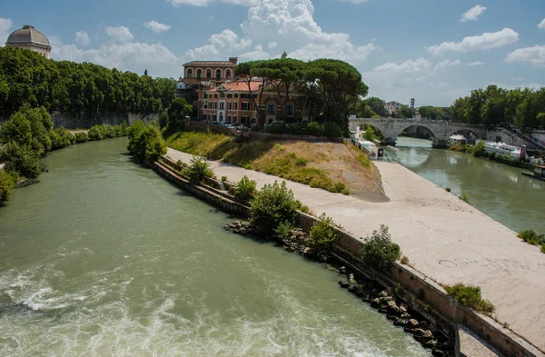 Isola Tiberina ya da Roma'da Tiber Adası ve Ponte Garibaldi köprü görüntüleyin. İtalya