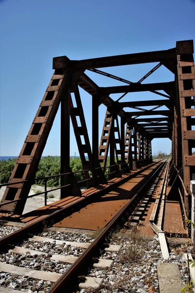 Altında Pas Parlayan Kabuk Soyulmuş Eski Demir Köprü — Stok fotoğraf