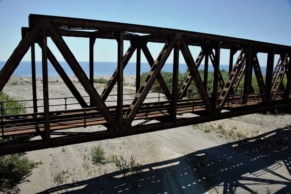 錆が通る剥離塗料と古い鉄の橋 — ストック写真