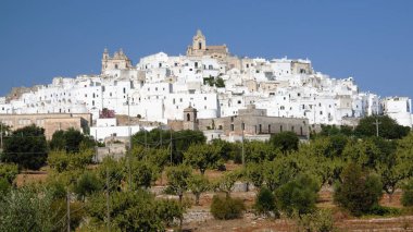 İtalya 'nın güneyindeki Puglia kentinde bulunan ve Adriyatik Denizi' ne tepeden bakan bir tepenin üzerine inşa edilen pitoresk eski kasaba ve Ostuni kalesi,
