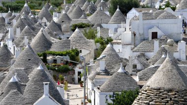 Alberobello 'nun ünlü Trulli' si Itria Vadisi, Apulia, Güney İtalya 'nın karakteristik koni çatılı evleri..
