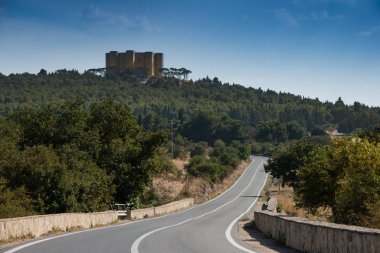 Castel del Monte, ünlü kale bir sekizgen şeklinde Kutsal Roma İmparatoru Frederick II tarafından 13. yüzyılda inşa Apulia, Güneydoğu İtalya güzel görünümü