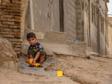 Erbil, Kürdistan, Irak 'ın eski kentinde oynayan çocuklar