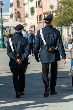 Janabinieri adında iki İtalyan polisi Canale Grande boyunca yürüyor