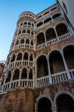 Contarini del Bovolo Sarayı 'nın manzarası. Venedik 'te küçük bir saray. En çok Scala Contarini del Bovolo olarak bilinen dış sarmal merdivenleriyle bilinir.