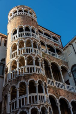 Contarini del Bovolo Sarayı 'nın manzarası. Venedik 'te küçük bir saray. En çok Scala Contarini del Bovolo olarak bilinen dış sarmal merdivenleriyle bilinir.