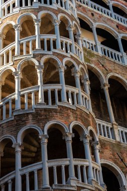 Contarini del Bovolo Sarayı 'nın manzarası. Venedik 'te küçük bir saray. En çok Scala Contarini del Bovolo olarak bilinen dış sarmal merdivenleriyle bilinir.