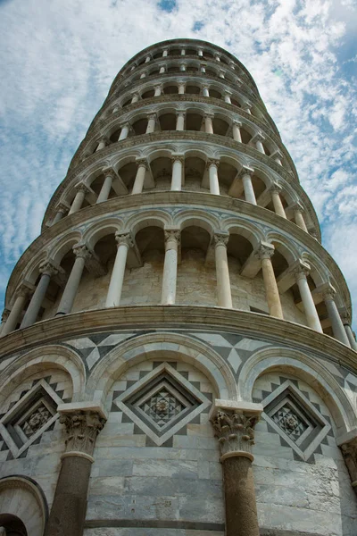 青空と明るい晴れた日に イタリアのピサの斜塔 — ストック写真