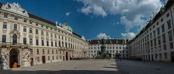 奥地利内部 Burghof 的纪念碑 位于奥地利维也纳的堡皇宫 — 图库照片