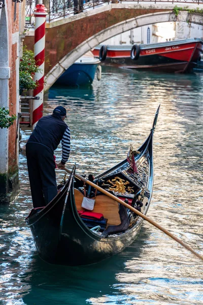 Самотня Гондола Вузькому Каналі Венеції Вінтерпресії Венеція Їталія — стокове фото